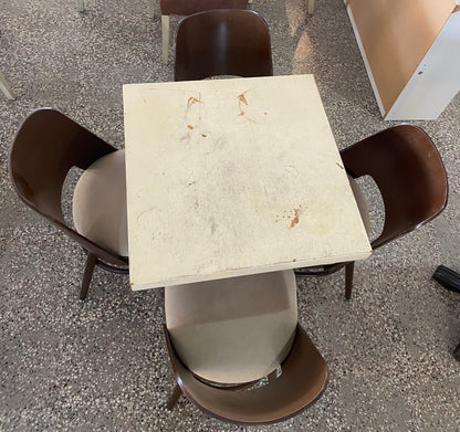 944 - 1 Tavolinë dhe 4 Karrige dhe Tavolinë e Metalit