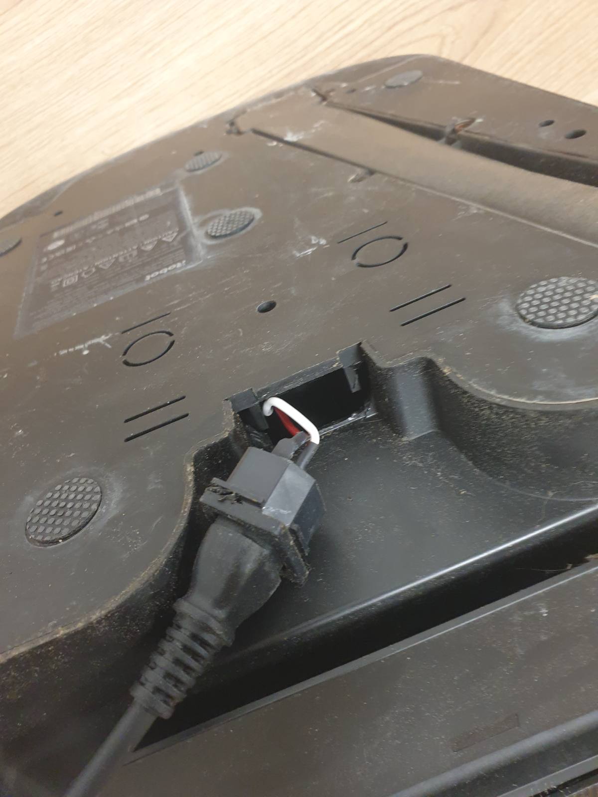 100383 - iROBOT Roomba Combo i5+, Fshesë Robote Dyshemeje dhe Korrenti, me Bazë që Zbrazet Vetë, Hartëzim Inteligjent, Wi-Fi, Zbulues Pengesash, 2 Furça Shumësipërfaqësore, Aplikacion dhe Asistent Zanor