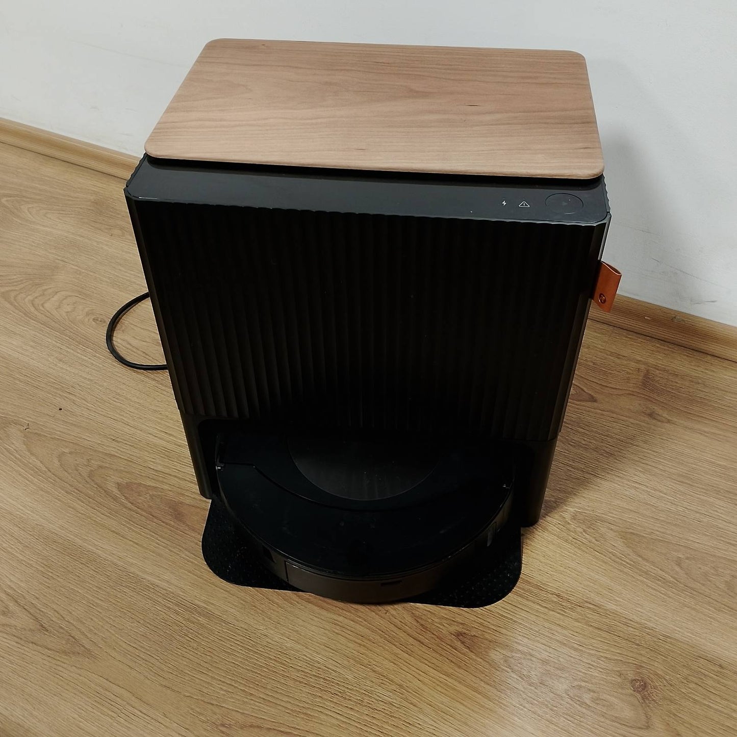 162004 - iROBOT Roomba Combo j9+ Robot Fshëse dhe Mop me Stacion Automatik të Zbrazjes/Mbushjes, Teknologji Hartëzimi dhe Navigimi PrecisionVision, Pastrim në 4 Faza, Zbulim dhe Shmangie e Objekteve, Kompatibël me Asistentin e Zërit