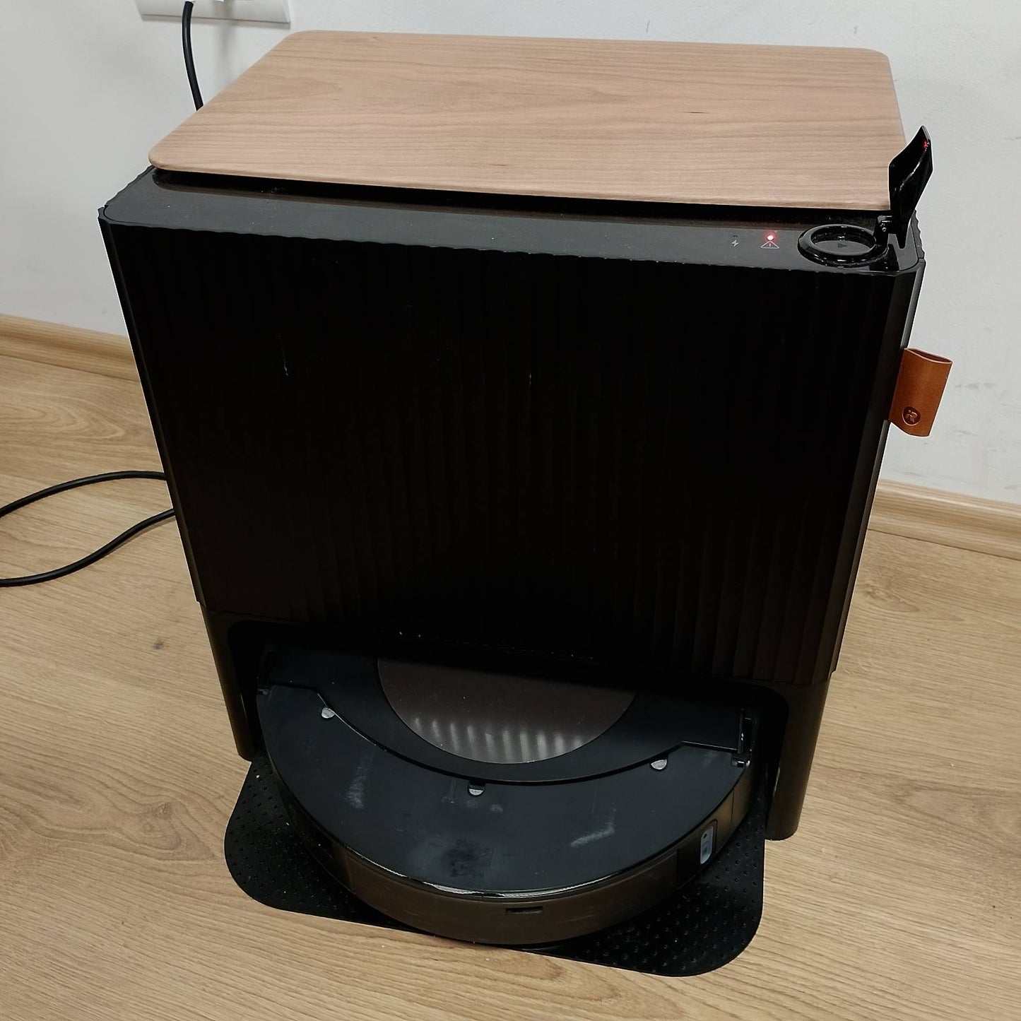 162006 - iROBOT Roomba Combo j9+ - Robot Pastrojës dhe Mop me Karikim dhe Sistemin e Zbrazjes Automatike