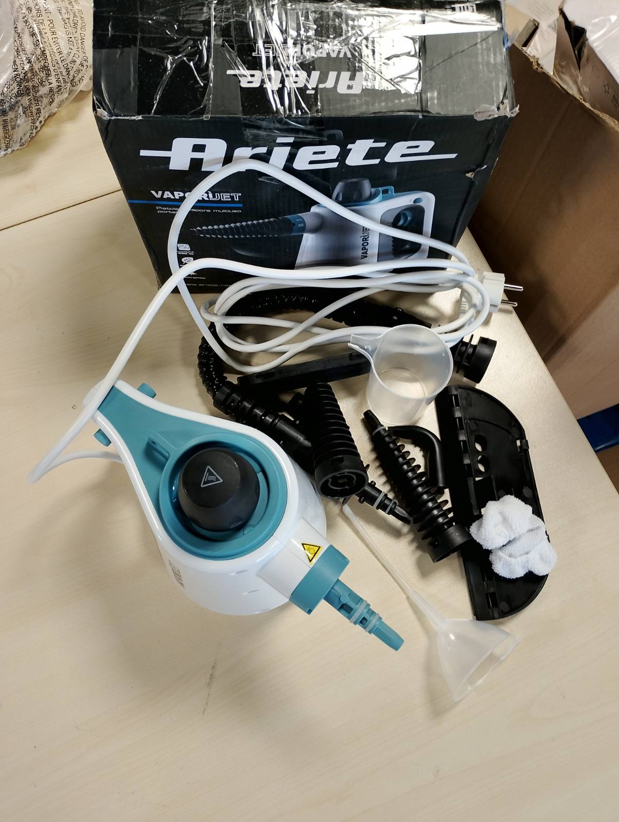 162255 - ARIETE Pastrues Portativ me Avull 4137, Kapacitet 250L, Fuqia 1050W, në Ngjyrat e Zezë, Bruz dhe të Bardhë