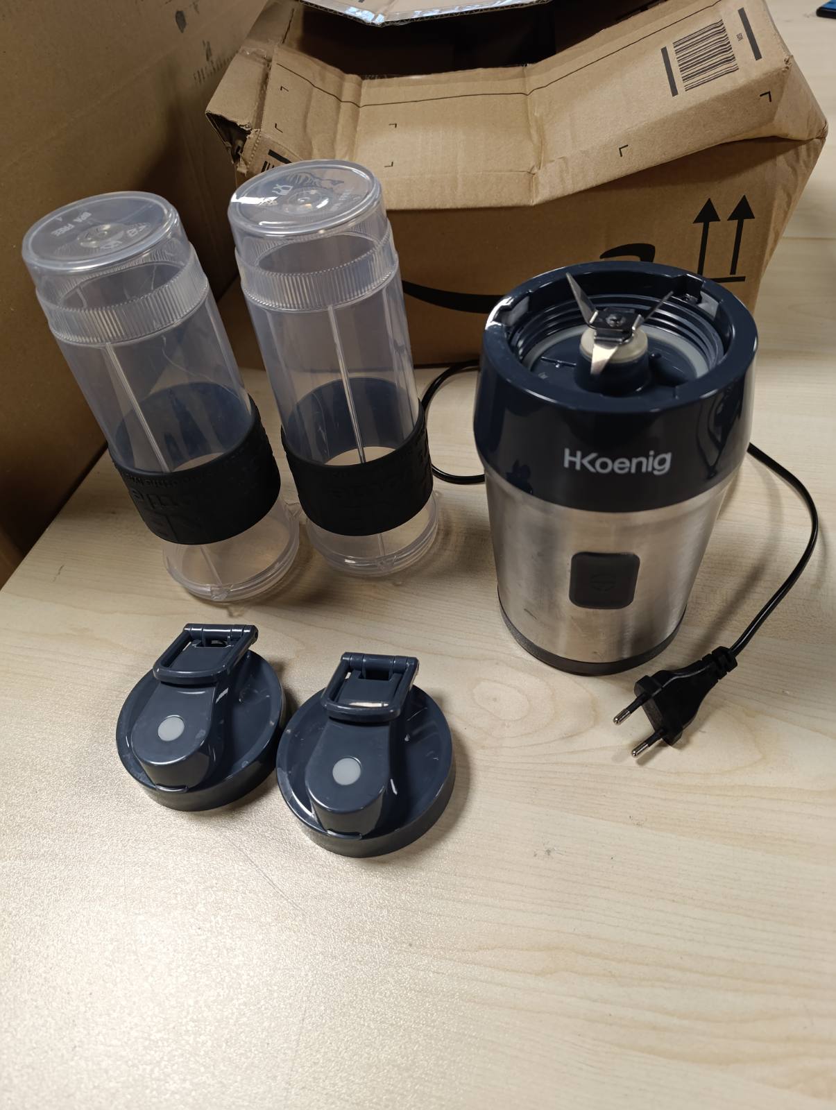 162525 - H.KOENIG Makinë për Përgatitjen e Smoothie-ve Mini, Blender Elektrik Portativ dhe Kompakt, Kapacitet 570mL, Modeli SMOO9, Pa BPA, Fuqi 300W, Përfshin 2 Shishe Portative, Materiali: Çelik Inox, Ngjyra: Argjend/E Zezë