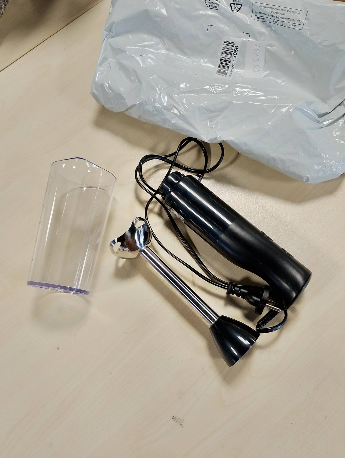 162565 - AEG - Blender Dore HB4-1-4GG, Fuqi 600 W, 2 Shpejtësi, Funksion Turbo, Enë 0.6 L me Gotë Matëse, E Përshtatshme për Lavastovilje, Pa BPA, E Zezë.