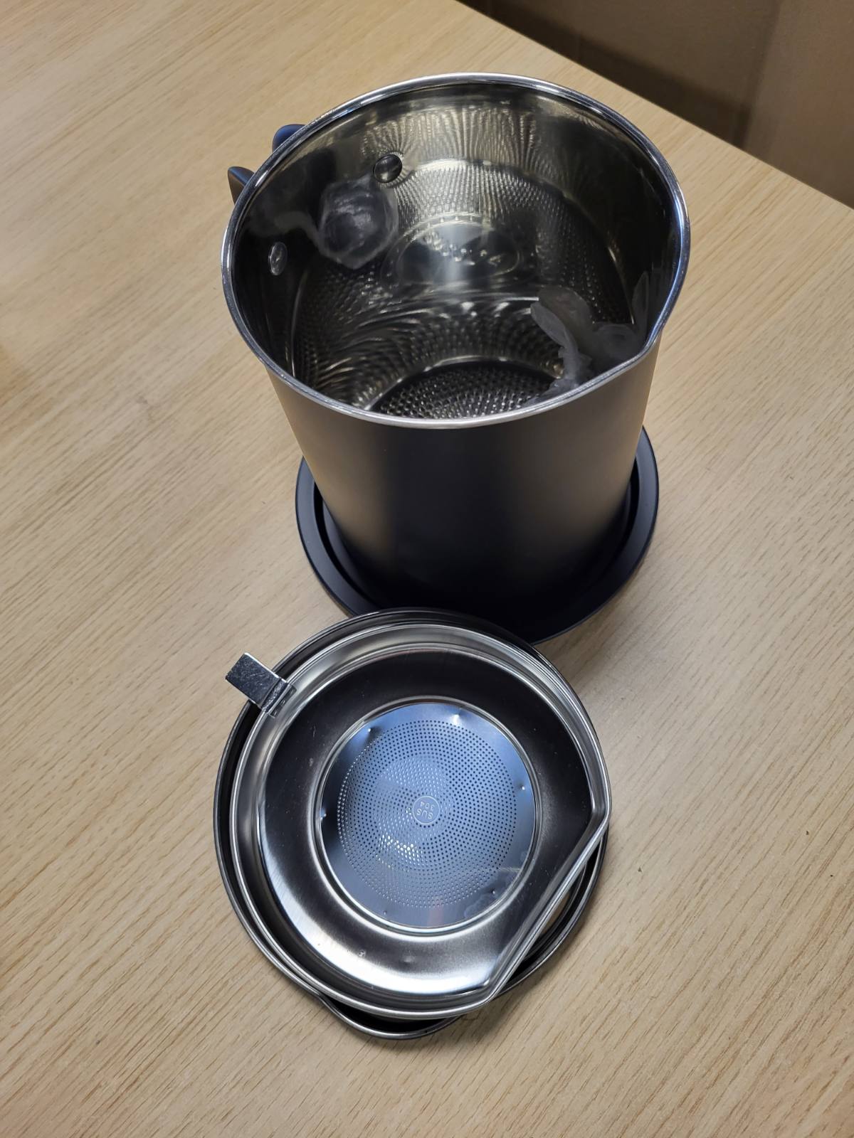 162823 - CHIHEE Kavanoz për Kullues Vaji, Enë prej Çeliku Inox 2L me Rrjetë të Hollë, e Përshtatshme për Ruajtjen e Vajit të Skuqjes dhe Yndyrës së Gatimit
