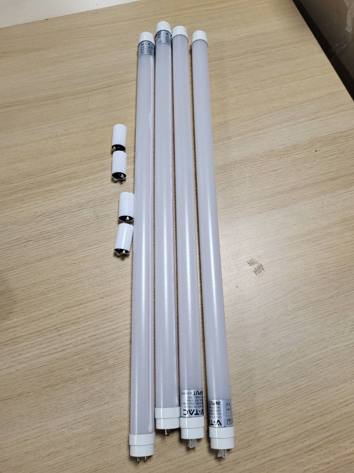 175744 - V-TAC Tuba LED 4 copë, 60cm, T8 G13-7.5W, 850 Lumen, Çip Samsung, e Përshtatshme për Tavan, Mur, Garazh, Dyqan, Formë T8, Zëvendëson Tubin Neoni, Dritë e Bardhë Neutrale 4000K