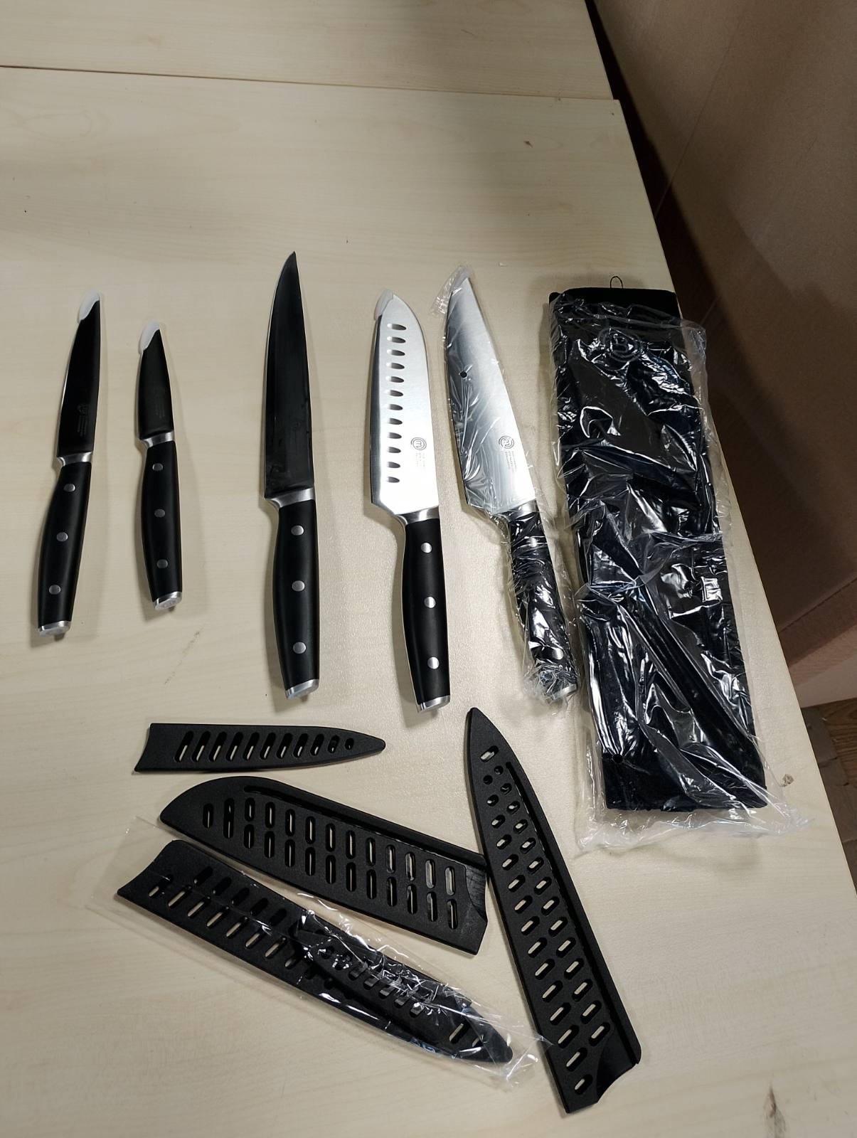 183149 - MASTERCHEF Set Profesional i Thikave të Kuzhinës me Kuti, Përfshin Thikë Shefi, Thikë Santoku, Prerëse, Thikë Qërimi dhe Thikë Përimesh, Çelik Inox, me Përmbajtje të Lartë Karboni, 5 Copë