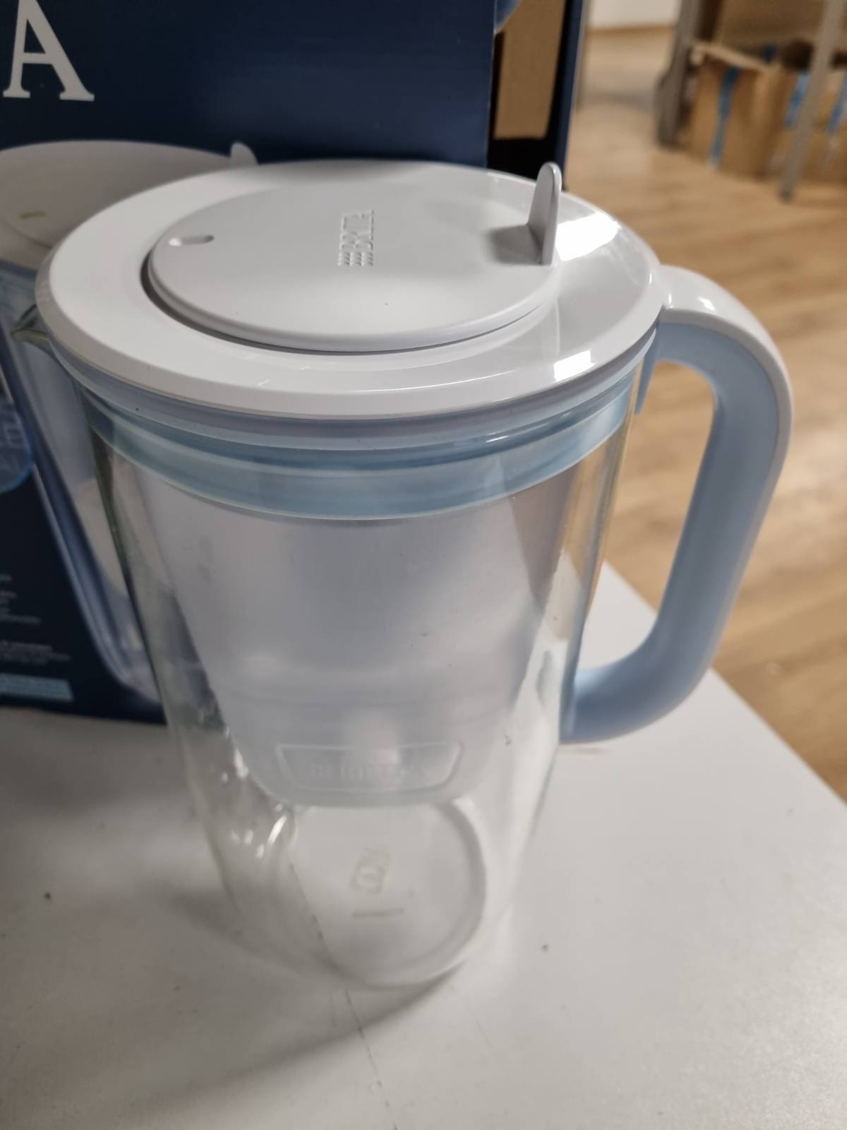 183245 - BRITA Enë Filtri Uji prej Qelqi Blu, Kapaciteti 2.5L, Përfshinë 1 Fishek Filtri Uji MAXTRA PRO, Zvogëlon PFAS, Gëlqeren, Klorin, Papastërtitë dhe Metalet e caktuara, me Tregues të Kohës dhe Vëllimit