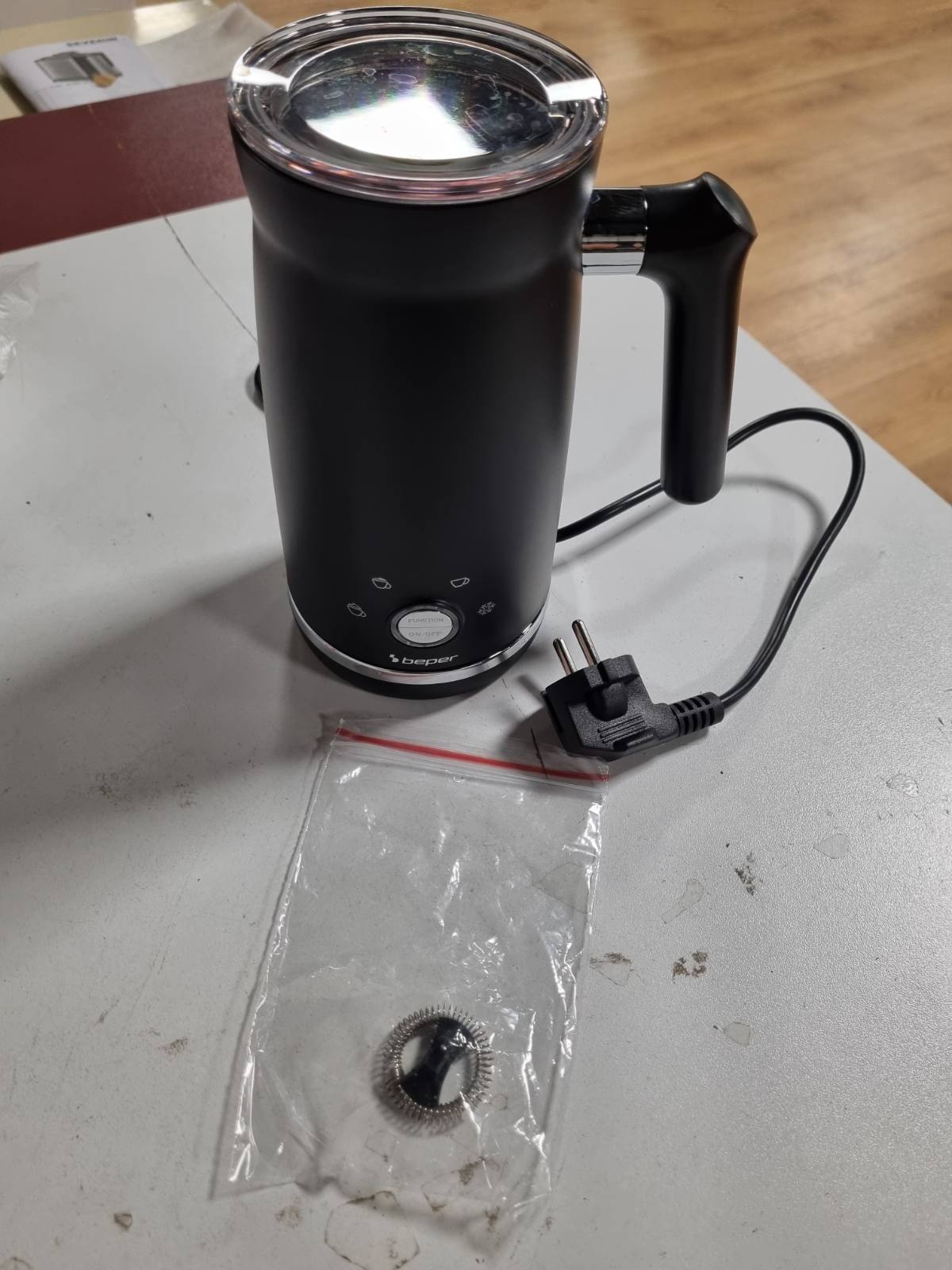 183503 - BEPER P101CAF001 Shkumëzues Automatik Qumështi me Kapak dhe 4 Funksione Shkumëzimi, Kapacitet Ngrohje 300 ml dhe Total 500 ml, Fuqi 500W, Ngjyra e Zezë