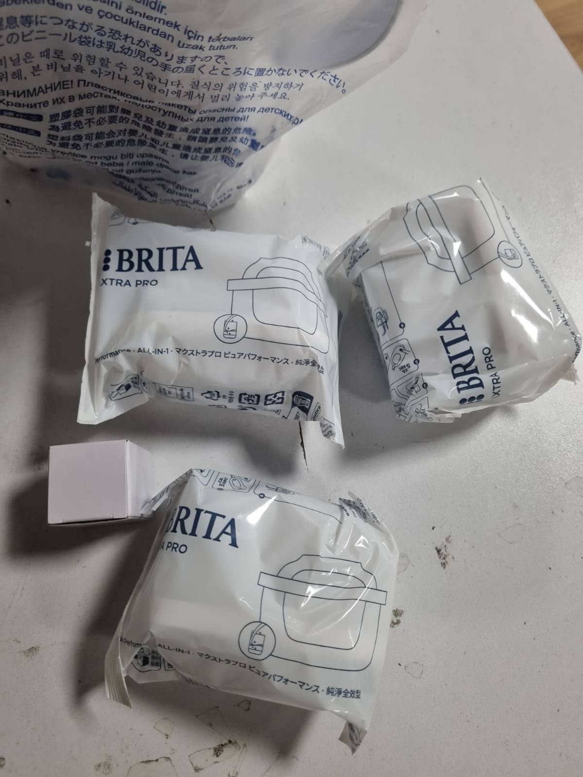 183742 - BRITA Essential Style Enë Filtri për Ujë të Bardhë, 2.4L me 3 Filtra MAXTRA PRO Pure Performance - Tregues Drite Inteligjente, Zvogëlon Papastërtitë dhe Metale, Vendoset në Derën e Frigoriferit