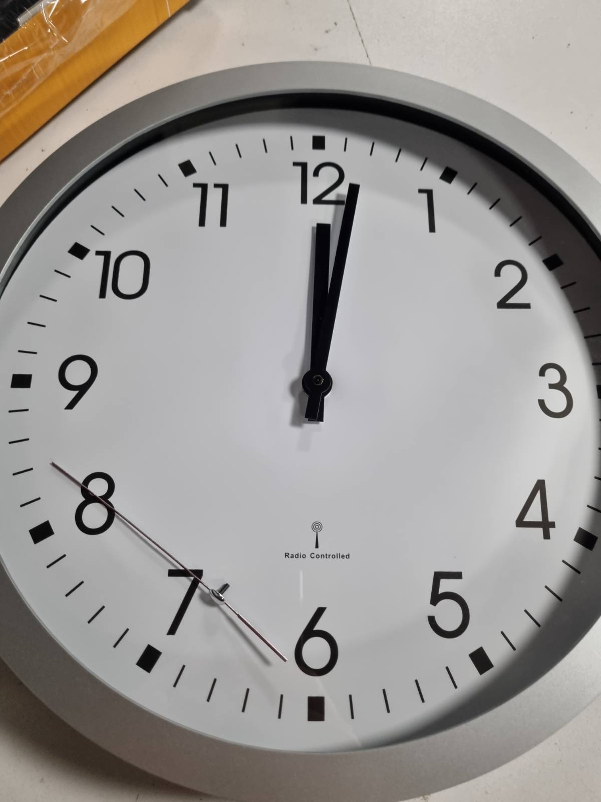 184375 - TFA DOSTMANN Orë Muri Analogike me Radio, Modeli 60.3522.02, me Ekran të Dorës së Dytë dhe Mbulesë Qelqi, Diametri 30cm, e Bardhë