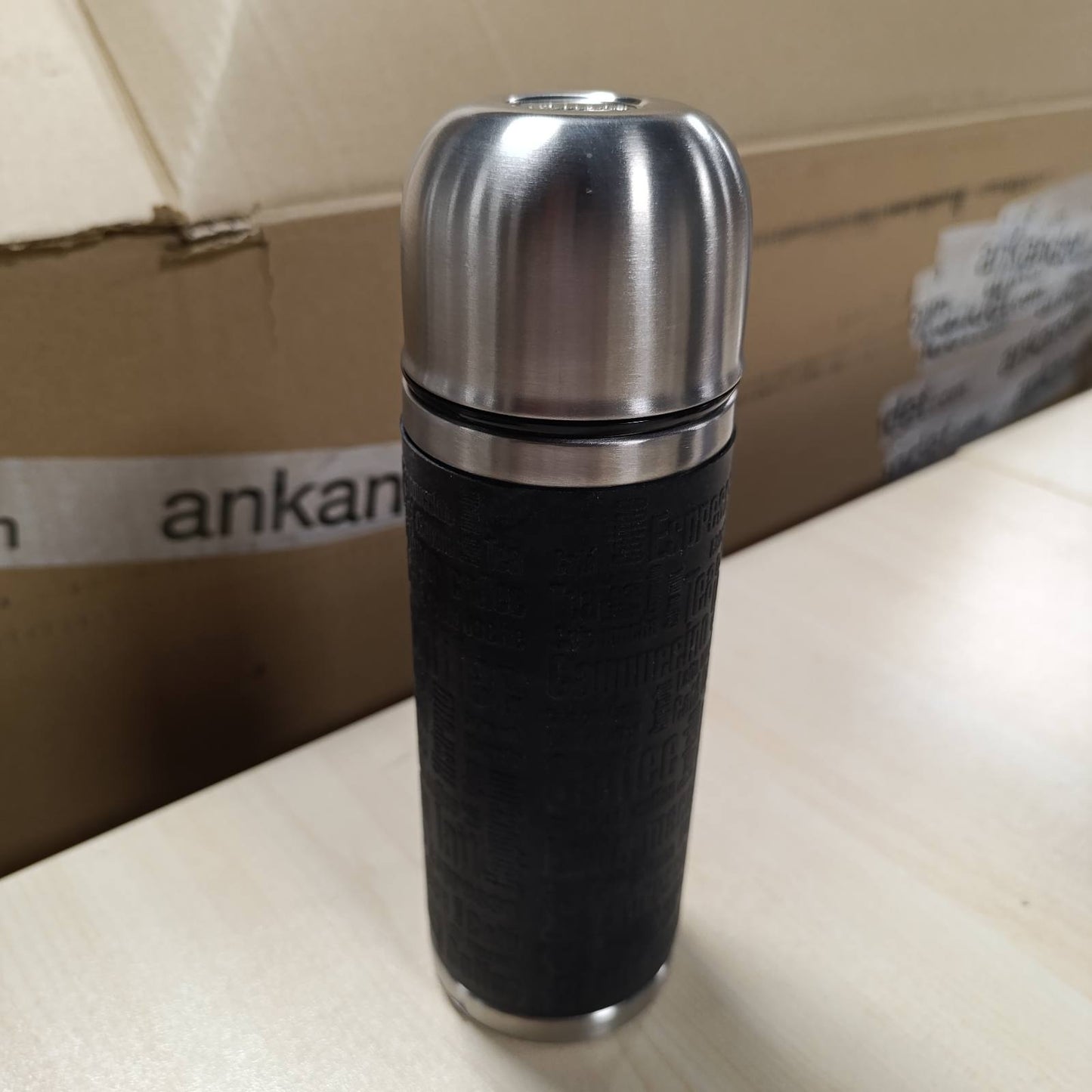 184779 - EMSA Senator – Shishe Termike 0.5 L, Çelik Inox, e Zezë, Mban Pijet të Ngrohta deri në 4 Orë dhe të Ftohta deri në 8 Orë, 100% Kundër Rrjedhjeve, 8 × 8 × 24 cm
