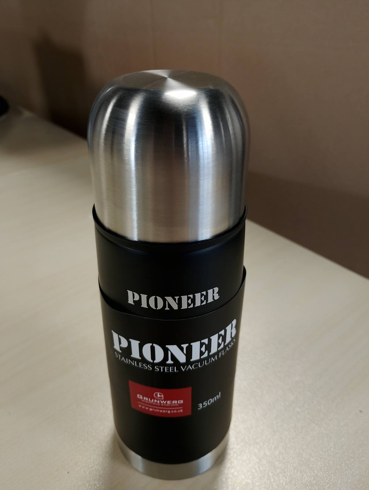 185563 - PIONEER Shishe e Izoluar prej Çeliku Inox, 0.35L, me Buton Shtypës dhe Gotë Pirjeje, Ndërtim me Vakum Dy Mure, e Papërshkueshme nga Rrjedhjet, pa BPA - E Zezë