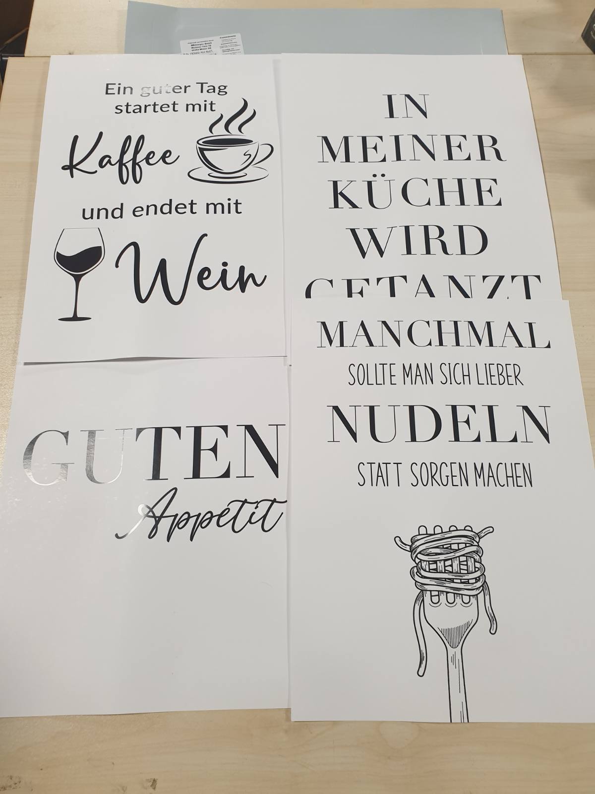 185604 - WBDESIGNZ Seti i 4 Posterave Minimaliste - Dekor Muri për Kuzhinë me Citate Pozitive dhe Ikona Ushqimore (30 x 40 cm, pa kornizë)