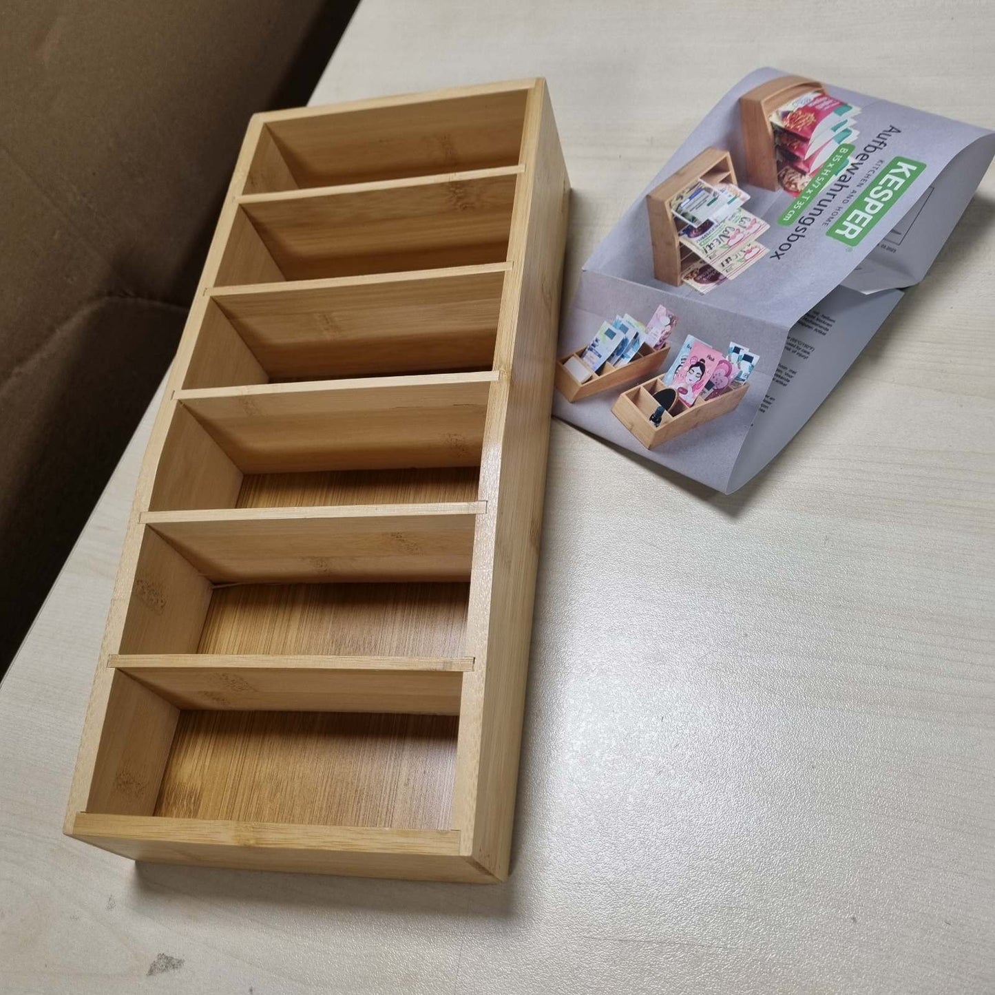 186032 - KESPER - Kutia e Ruajtjes me 6 Ndarje për Supë dhe Salcë të Menjëhershme, Material: Bambu i Çertifikuar nga FSC®, Përmasa: 15 x 35 x 7 cm, Ngjyra: Kafe, Modeli: 70822