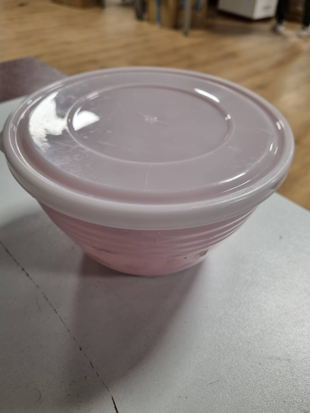 186238 - EMSA K32517 Tas Përzierjeje Plastik 1.7L me Kapak për Ruajtje në Frigorifer, Bazë Jo-rrëshqitëse, Stabilitet gjatë Përzierjes, i Sigurt për Lavastovilje, Rozë