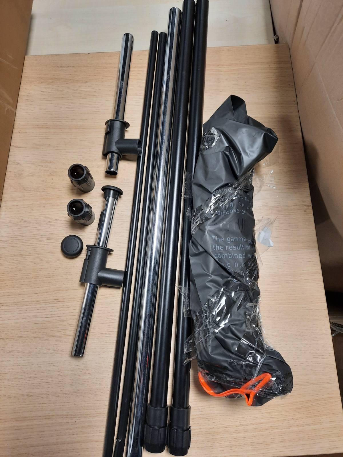 187684 - AMAZON BASICS - Rafti Me Rrota për Veshje, Materiali: Krom, Madhësia: 91.5-145cm (Gjërësi x Gjatësi x Lartësi)
