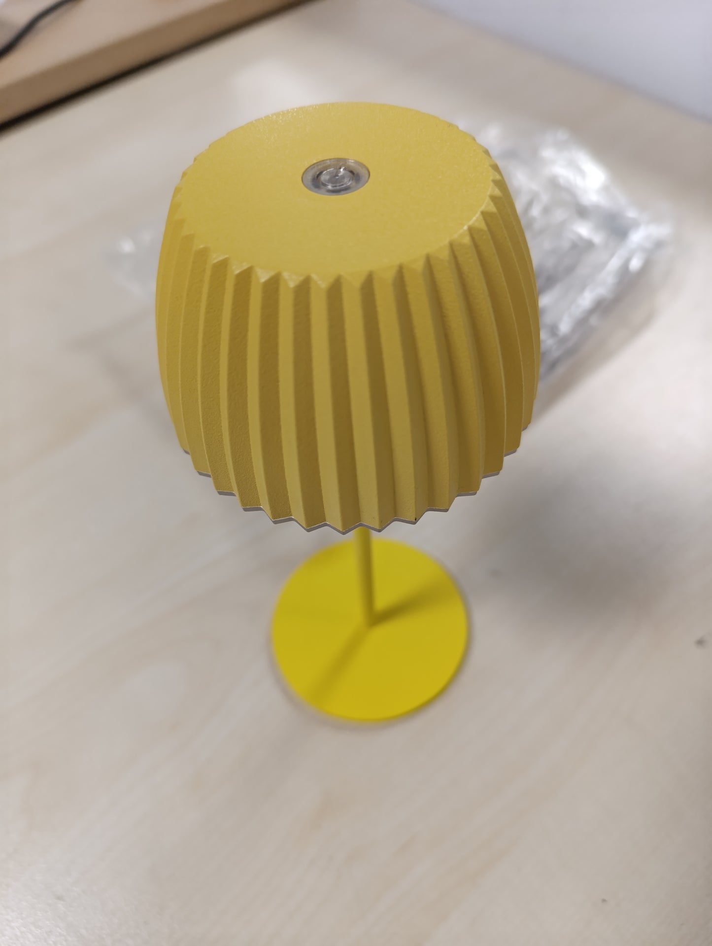187903 - BRILONER - Llambë tavoline LED mini pa tel, rikarikueshme, IP44, me skaj drite, 8.5x20cm, e verdhë, zbehës me prekje, fituese e Çmimit Gjerman të Dizajnit 2025