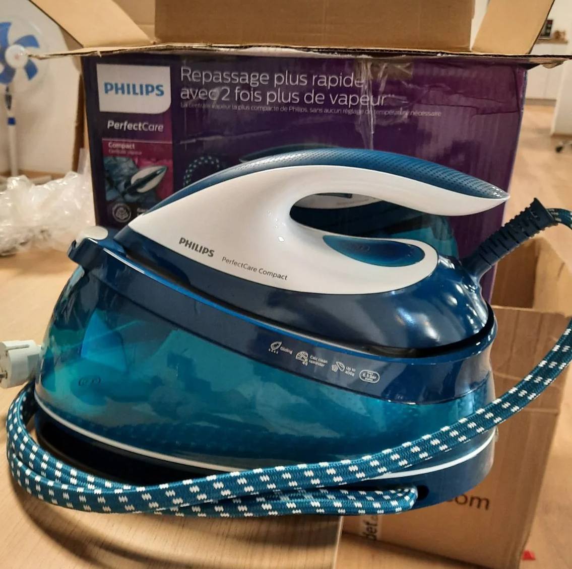 188694 -PHILIPS Hekur Kompatkt me Gjenerator Avulli PerfectCare - 2400W, Fuqi Avulli 400g, Presion 6.5 Bar, Teknologji OptimalTEMP, Rezervuar Uji 1.5L, i Bardhë/Blu (GC7844/20)