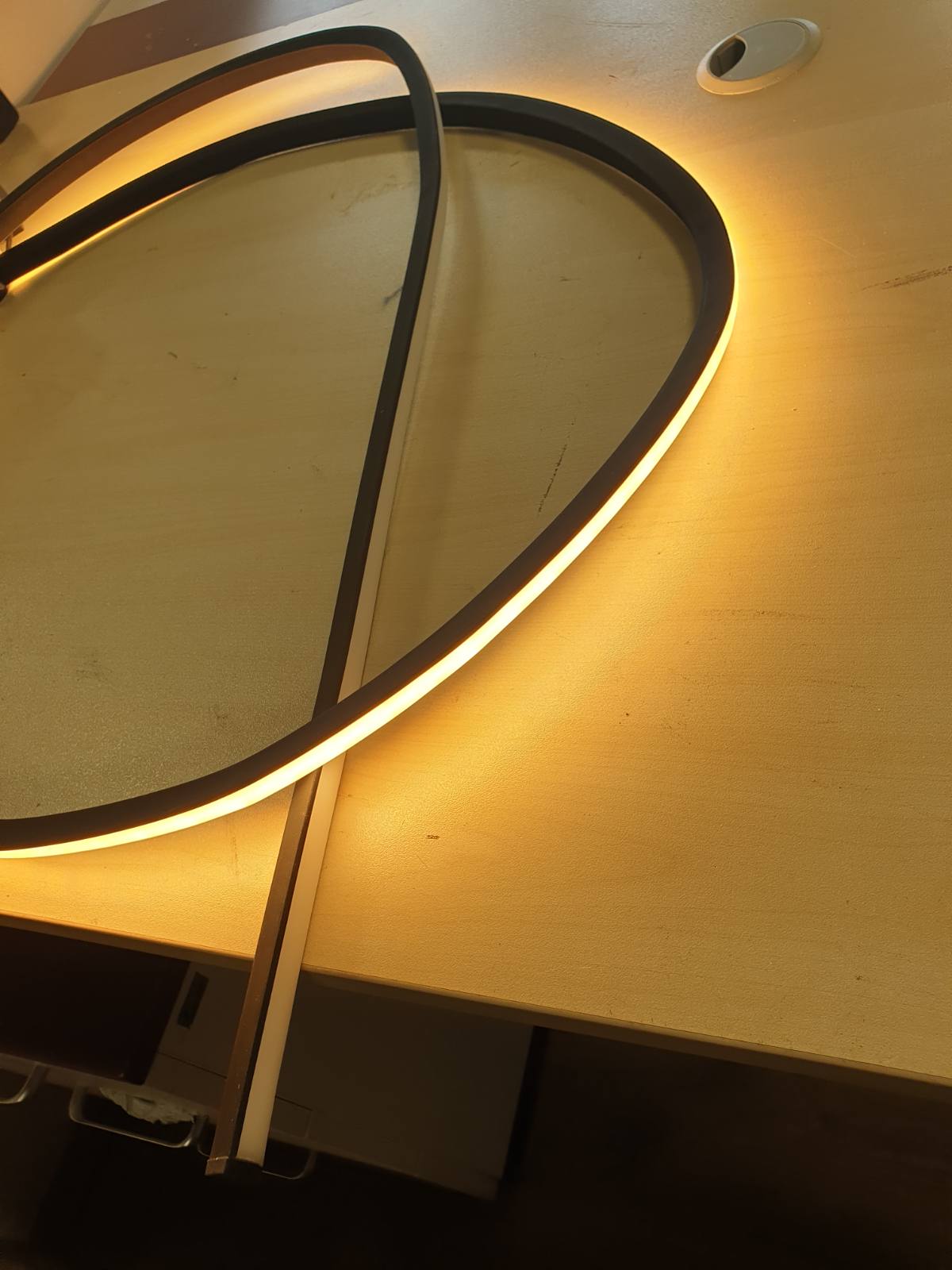 195007 - PHILIPS Hue White & Color Ambiance Gradient Shiriti ndriçues LED 75 inç, i errësueshëm, me 16 milion ngjyra dhe gradiente, ndriçim prapa për TV inteligjent, i Zi