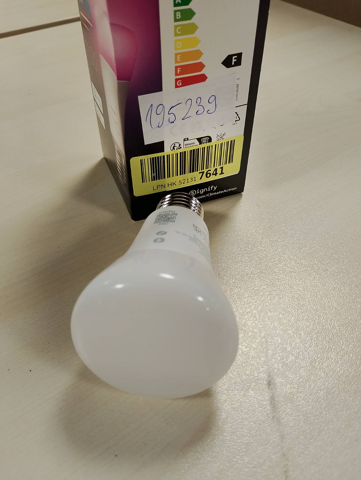 195239 - PHILIPS Llambë Hue White dhe Color Ambiance E27, 1100 lm, 8W (e barabartë me 75W), 16 milionë ngjyra, e zbehtë, ndriçim inteligjent