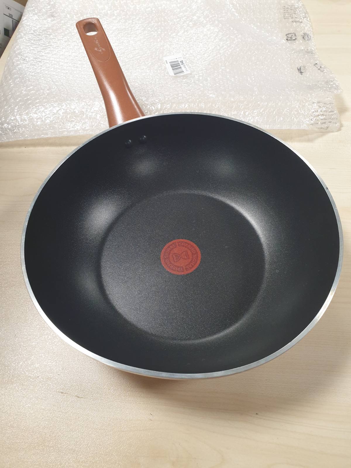 195802 - LAGOSTINA Ramata - Wok Alumini jo-ngjitës Ø 28 cm me efekt bakri të jashtëm, i përshtatshëm për gaz dhe furrë, veshje e lehtë me titani, dorezë ergonomike bakeliti