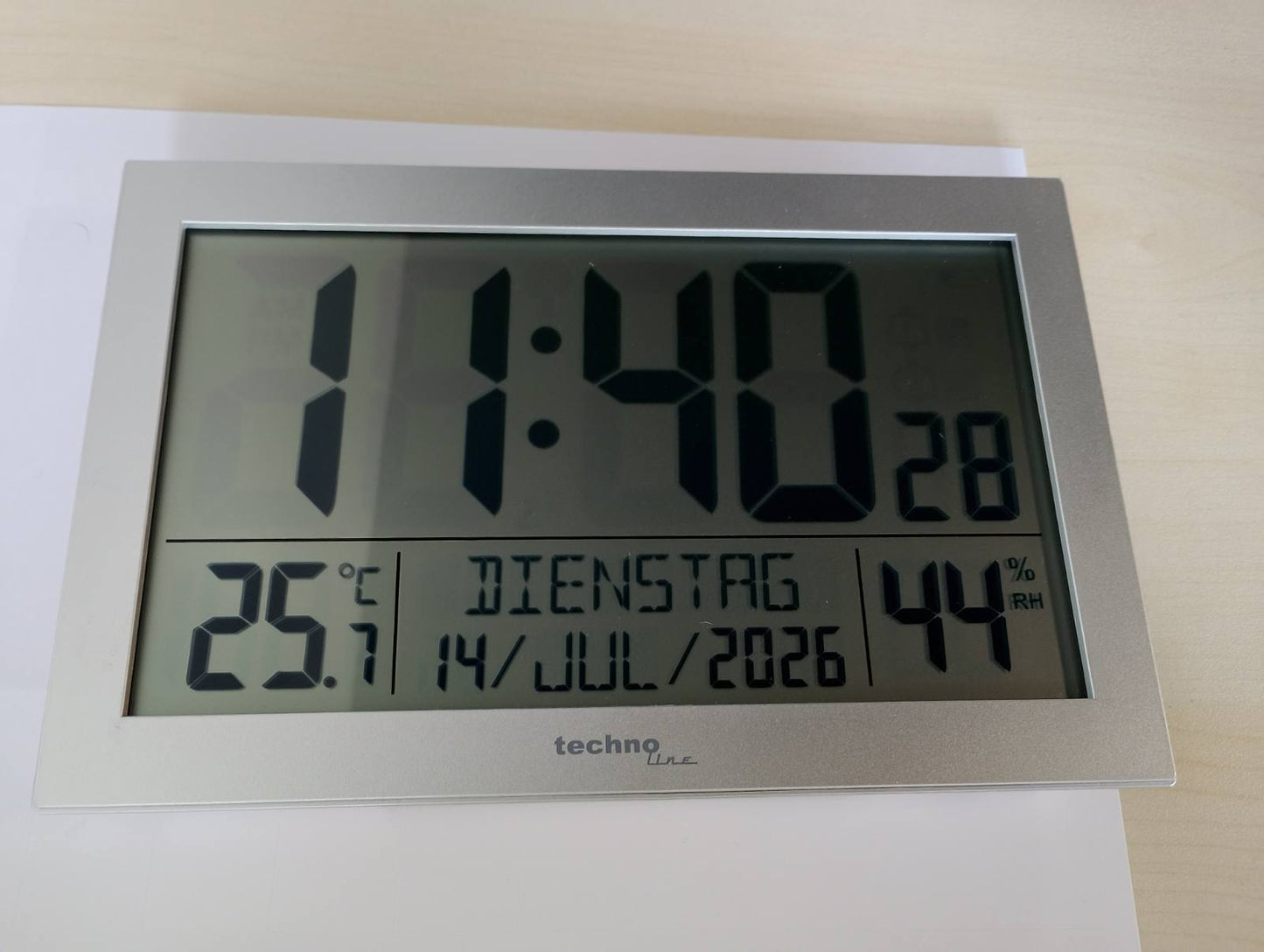196008 - TECHNOLINE WS8016 Orë Muri me Radio të Kontrolluar dhe Ekran Temperaturë, Plastike, Argjendi, Madhësia: 22.5 x 14.3 x 2.4cm