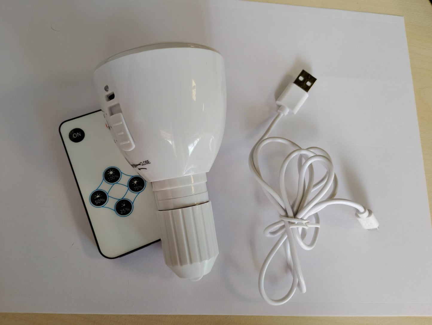 196792 - BRANDI I PAPEMË - Llampë LED e Rikarikueshme 7W me Bateri USB, Telekomandë dhe Grip E27, Ndriçim i Jashtëm 3000k, Kapacitet 2600mah, 4 Modele Shkëlqimi, Pako Prej 1 Copë