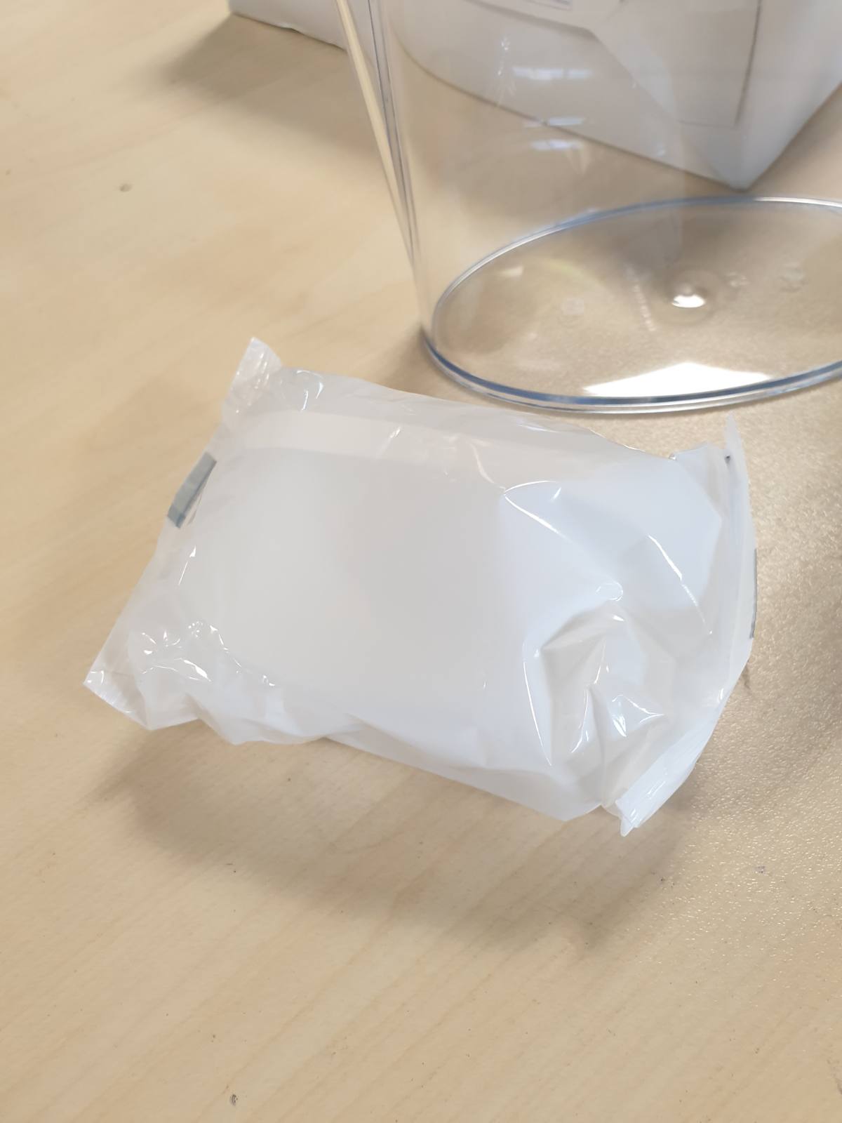 196980 - AMAZON BASICS Filtër për Ujë, Kapacitet 2.3L, Ngjyra e Zi