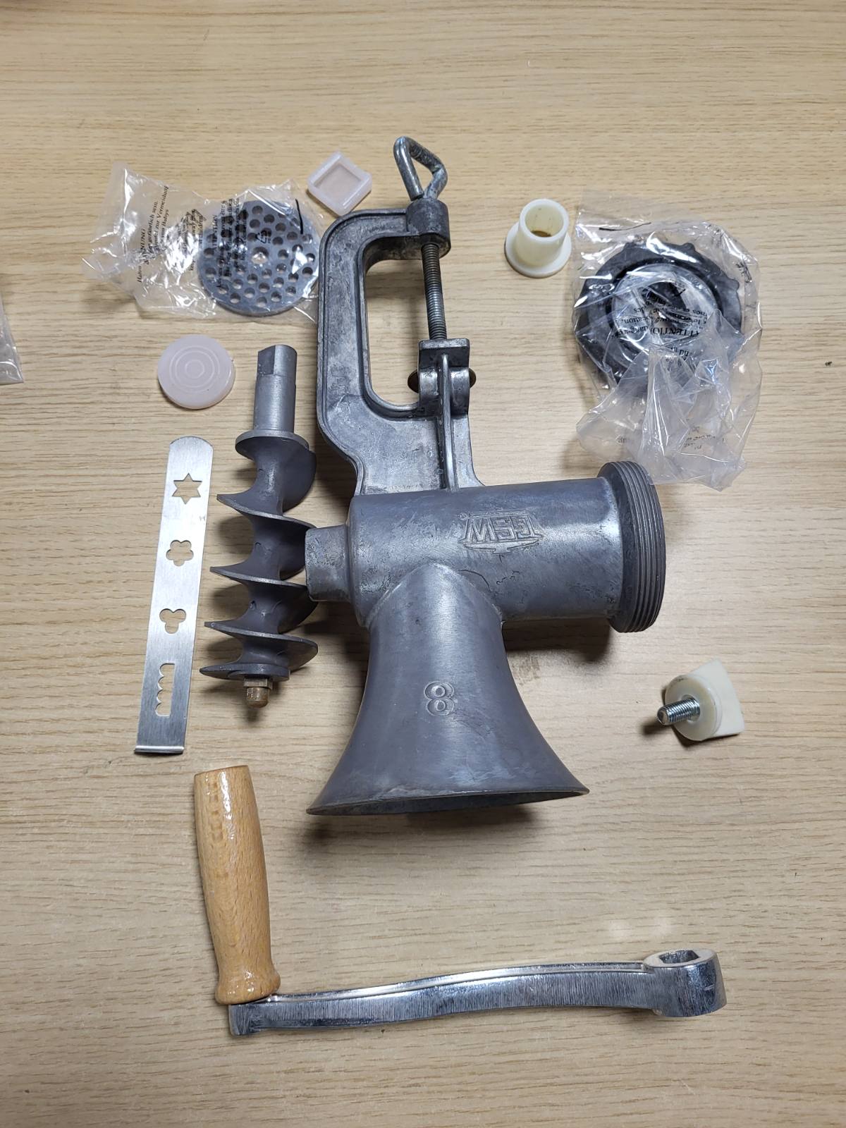 197168 - GSW - Mulli mishi Madhësia Nr. 8 prej çeliku inox me teh dhe pllakë bluarjeje, përfshirë aksesorin e brumit dhe shtytësin, Alumini - Argjendi