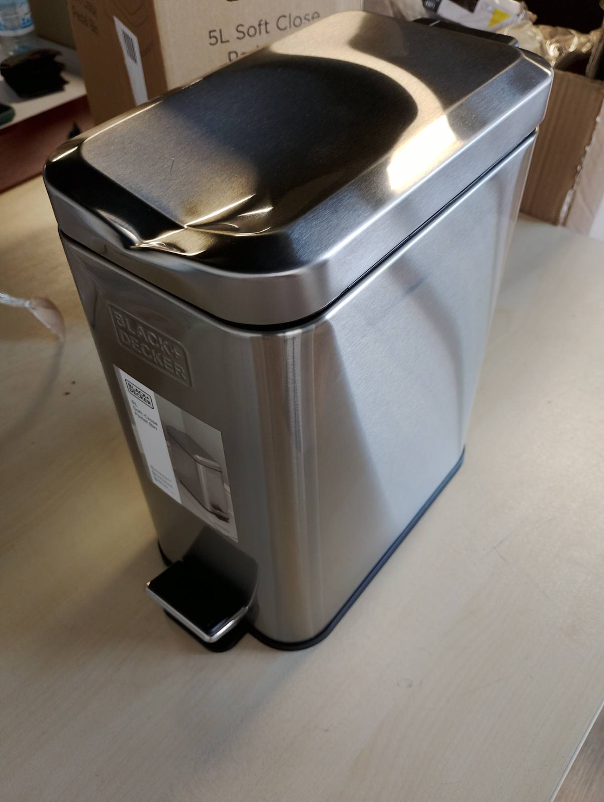 197383 - BLACK+DECKER BXBN0005GB Kosh Plehrash Çeliku Inoks 5L me Mekanizëm Mbylljeje të Butë, Masat 30x14x29cm, Ngjyra Gri Guri, me Profil Drejtkëndor