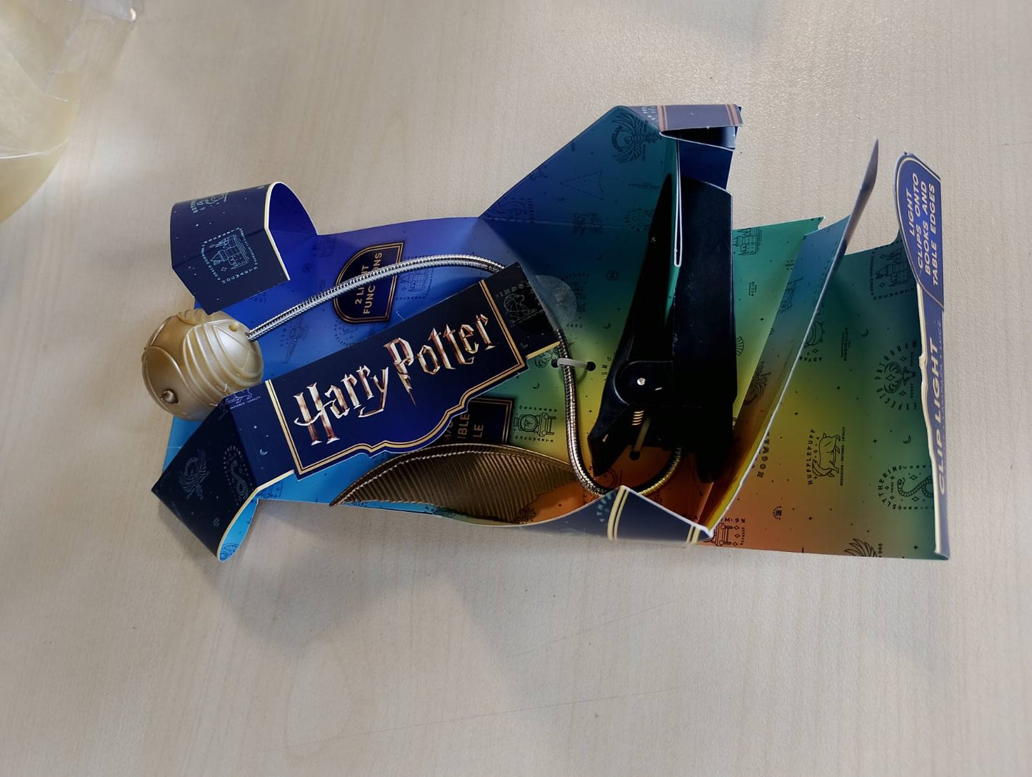 197589 - GOLDEN SNITCH Dritë Leximi me Kapëse - Mall Zyrtar i Harry Potter, Dritë Libri me Kapëse që Funksionon me Bateri për Lexim Natën, në Ngjyrë të Artë