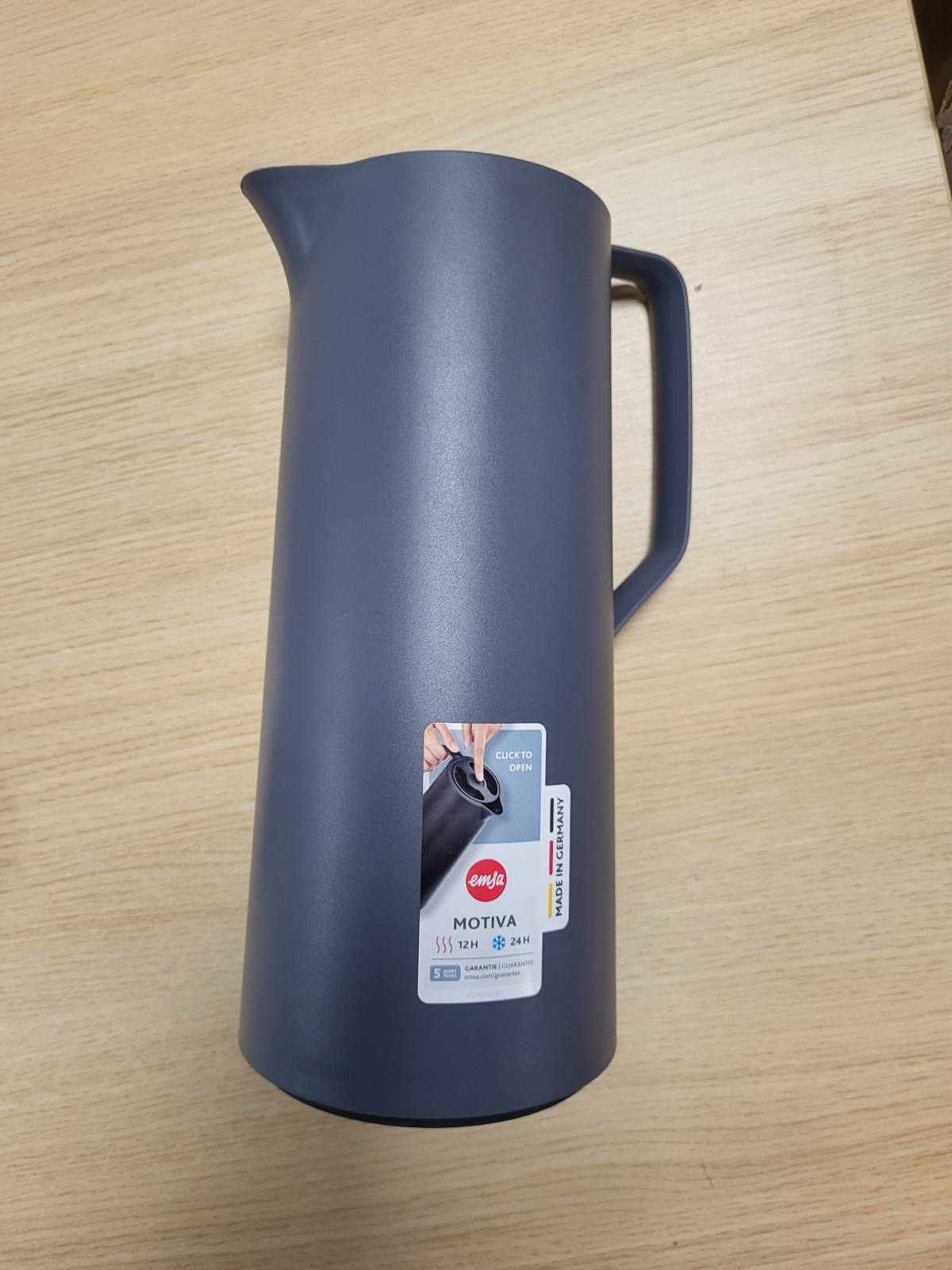 197658 - EMSA Motiva Termos Flask 1L, Flaskë e izoluar me Mbyllje të Shpejtë, Qëndrim të Ngrohtë për 12 Orë, të Ftohur për 24 Orë, Qelq Mbulesë, Prodhuar në Gjermani, Çajnik Termo, Dizajn Nordik, Ngjyrë Antracit,Modeli N41701