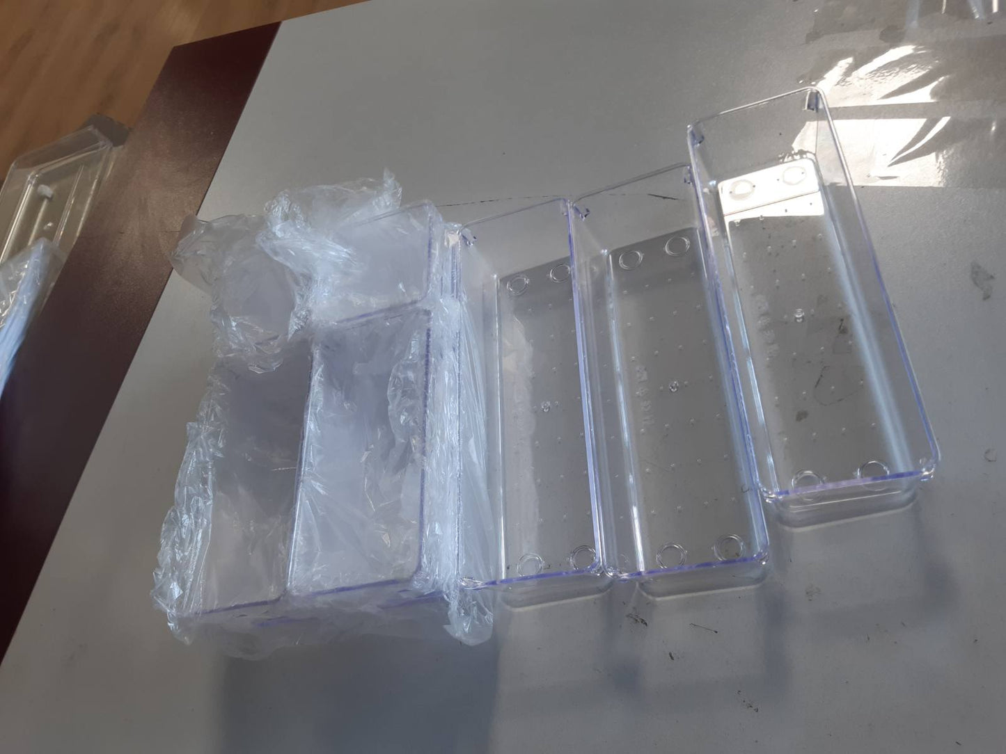 197725 - RADIKOR Organizues Sirtarësh me 16 Copë, Kuti Plastike Transparente në 4 Madhësi, Ndarëse e Grumbullueshme për Banjo, Kuzhinë, Kozmetikë