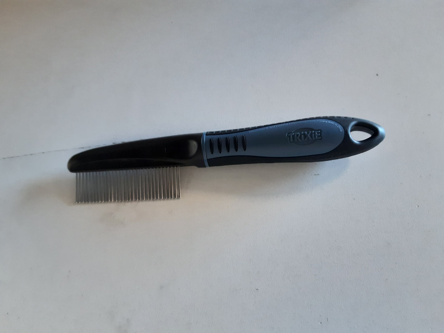 257975 - TRIXIE Zbutës Qimesh, 22 cm, për zbërthimin dhe zbutjen e qimeve, dorezë plastike e gomuar, e zezë/blu, 23772