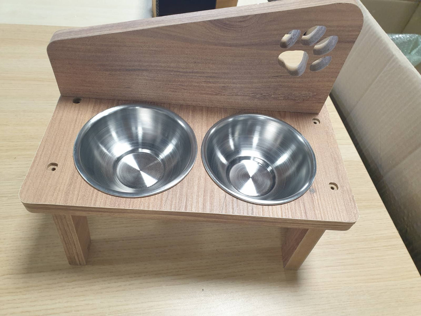 210817 - FELIFORMIA® Tas për Ushqimin e Maceve 600 ml, Mbështetëse Druri me dy Tasa Çeliku Inox të Ngrira