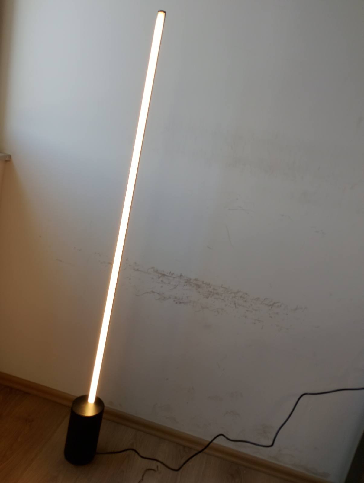 213016 - PHILIPS Llambë dyshemeje LED Hue White & Color Ambiance Gradient (2,550 lm), kolonë drite e errësueshme me 16 milion ngjyra