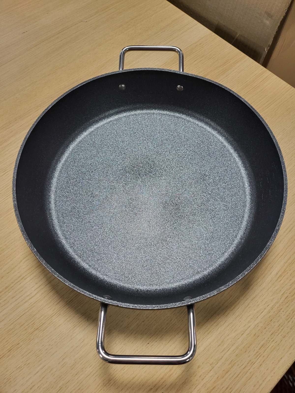213064 - FISSLER Tigan për Servirje, i madh (Ø 32 cm), Tigan alumini, i veshur, jo ngjitës, me buzë të larta, rezistent ndaj gërvishtjeve – Induksion