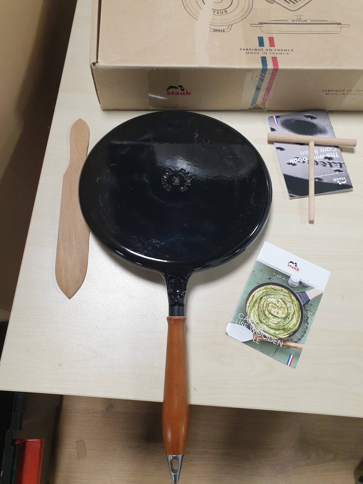 213088 - STAUB Tigan prej gize, E zezë mat, 28 cm