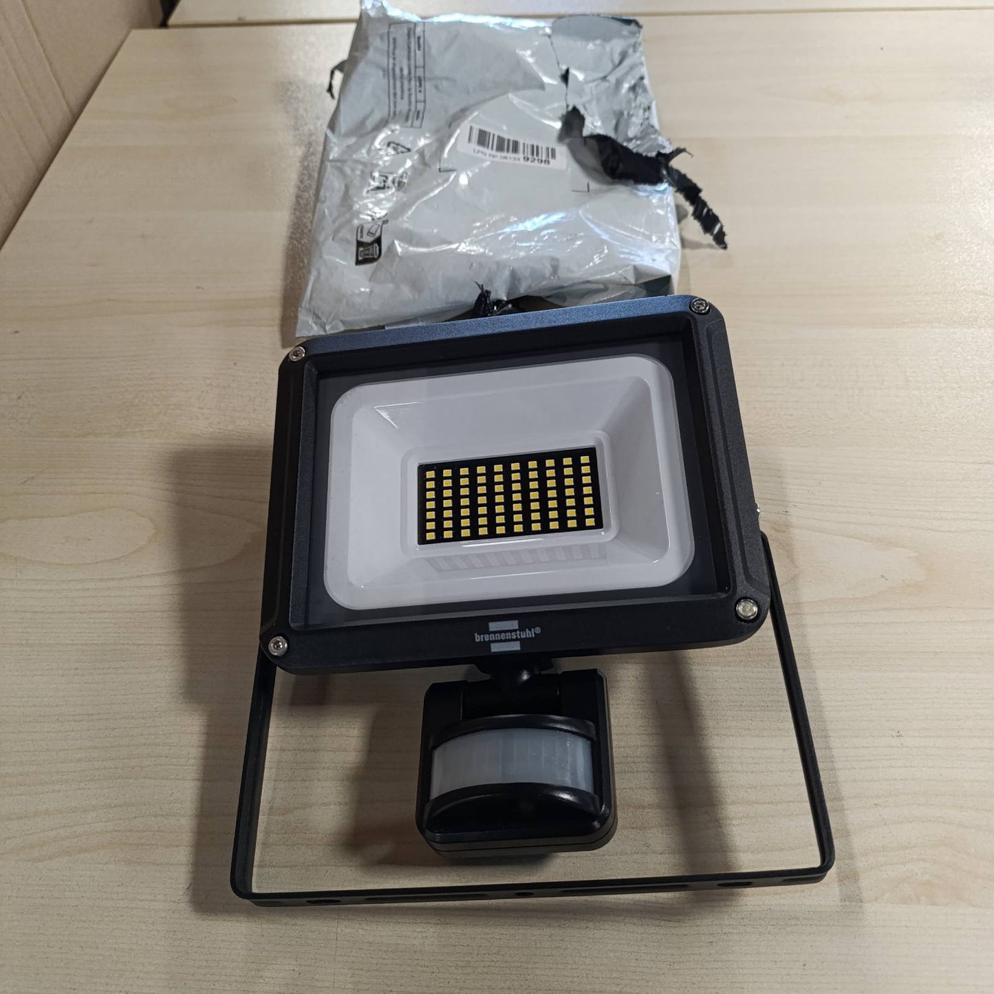 214076 - BRENNENSTUHL Llambë muri LED, IP65, 30W, 3450lm, 6500K, me detektor lëvizjeje dhe sensor muzgu.