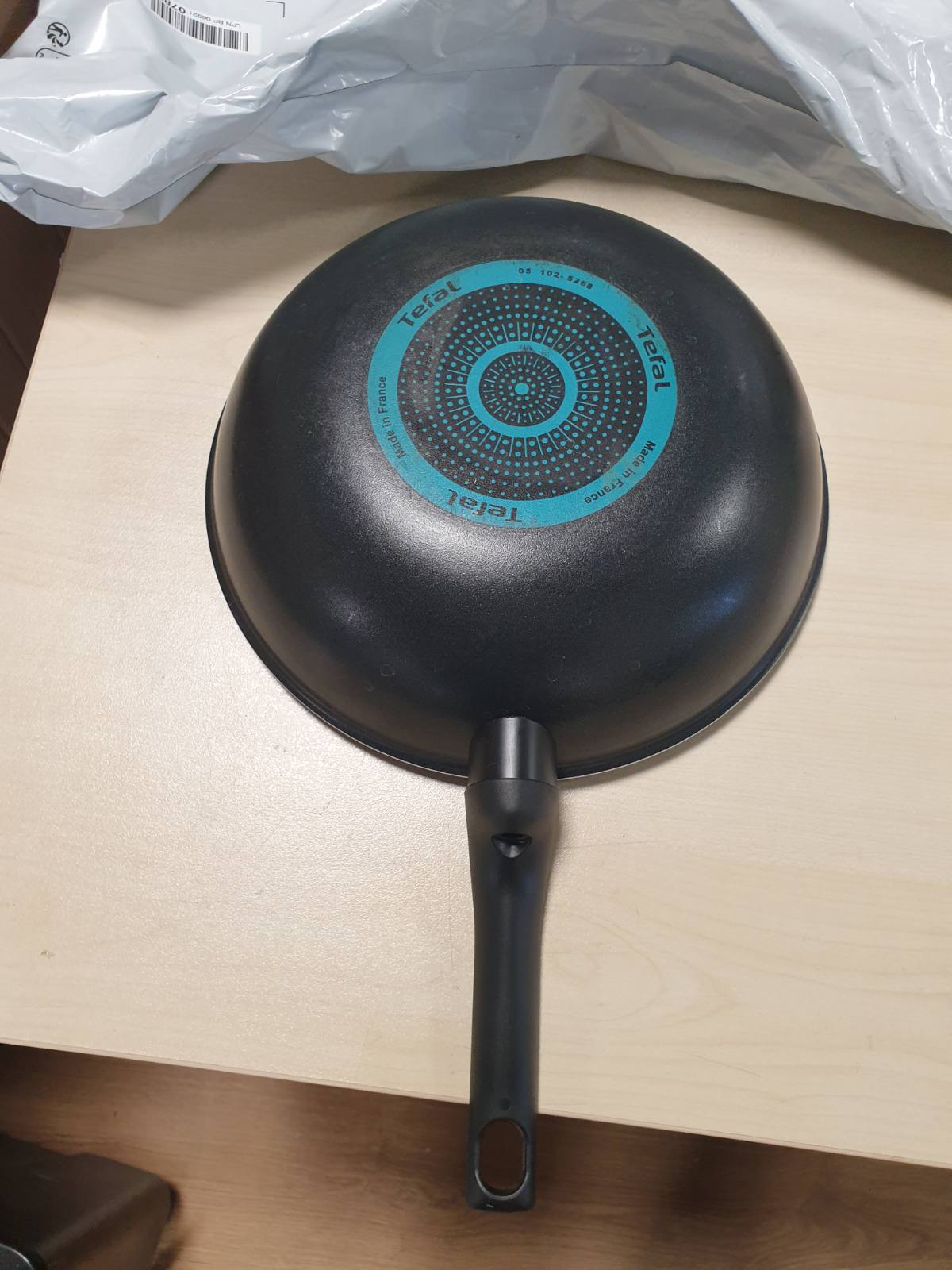 214314 - TEFAL Tigan Wok 28 cm, shtresë jo ngjitëse, NUK është i përshtatshëm për soba me induksion