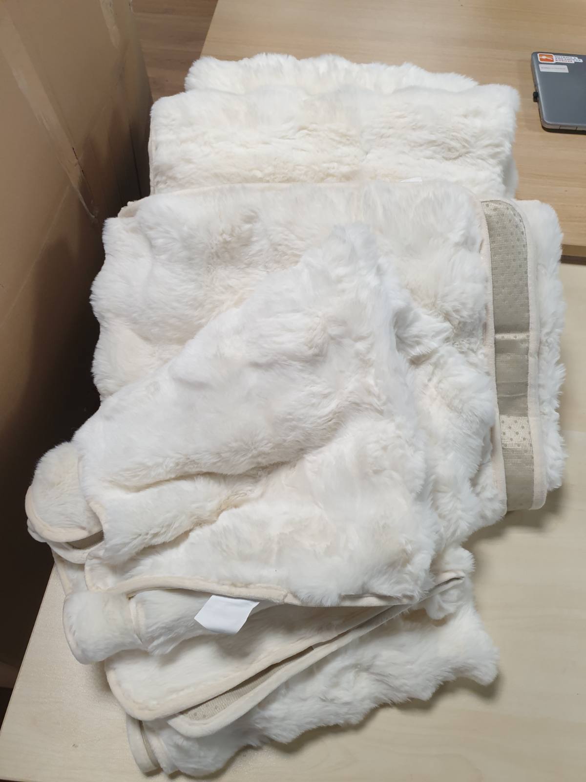 214936 - SHANNA Mbulesë divani prej pelushi në formë L, 70 * 90 cm