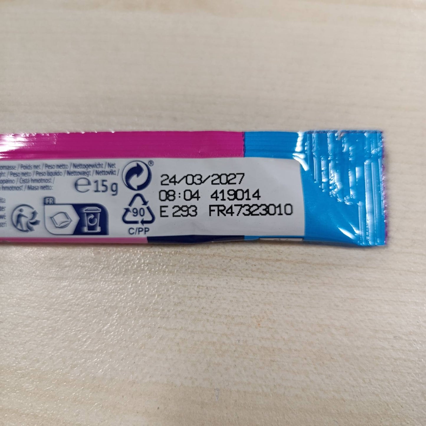 216878 - VITAKRAFT Snack Kremor për Mace me Salmon dhe Acide Yndyrore Omega 3, 1 Pako me 6 x 15g