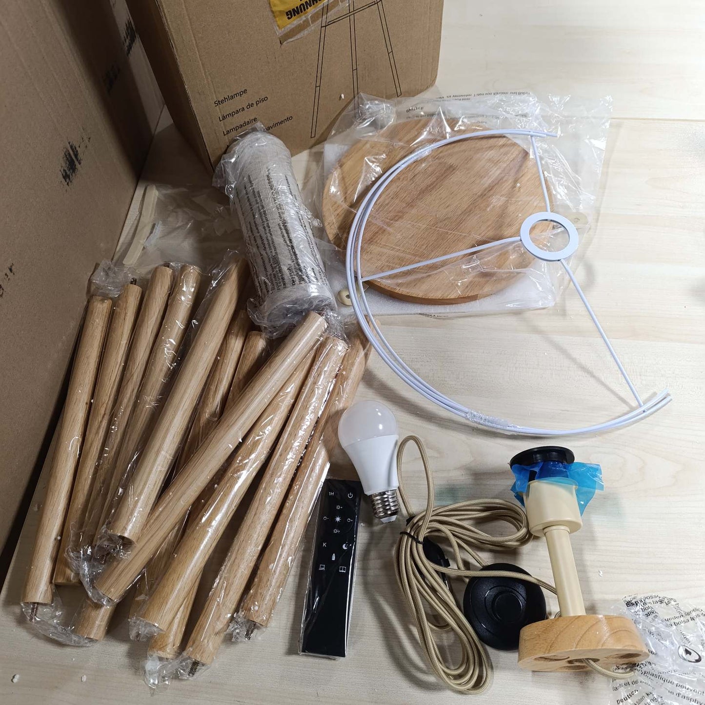 217151 - YICAIZI Llambë dyshemeje me tripod LED, 12W, me telekomandë, llambë E27, Dru natyral