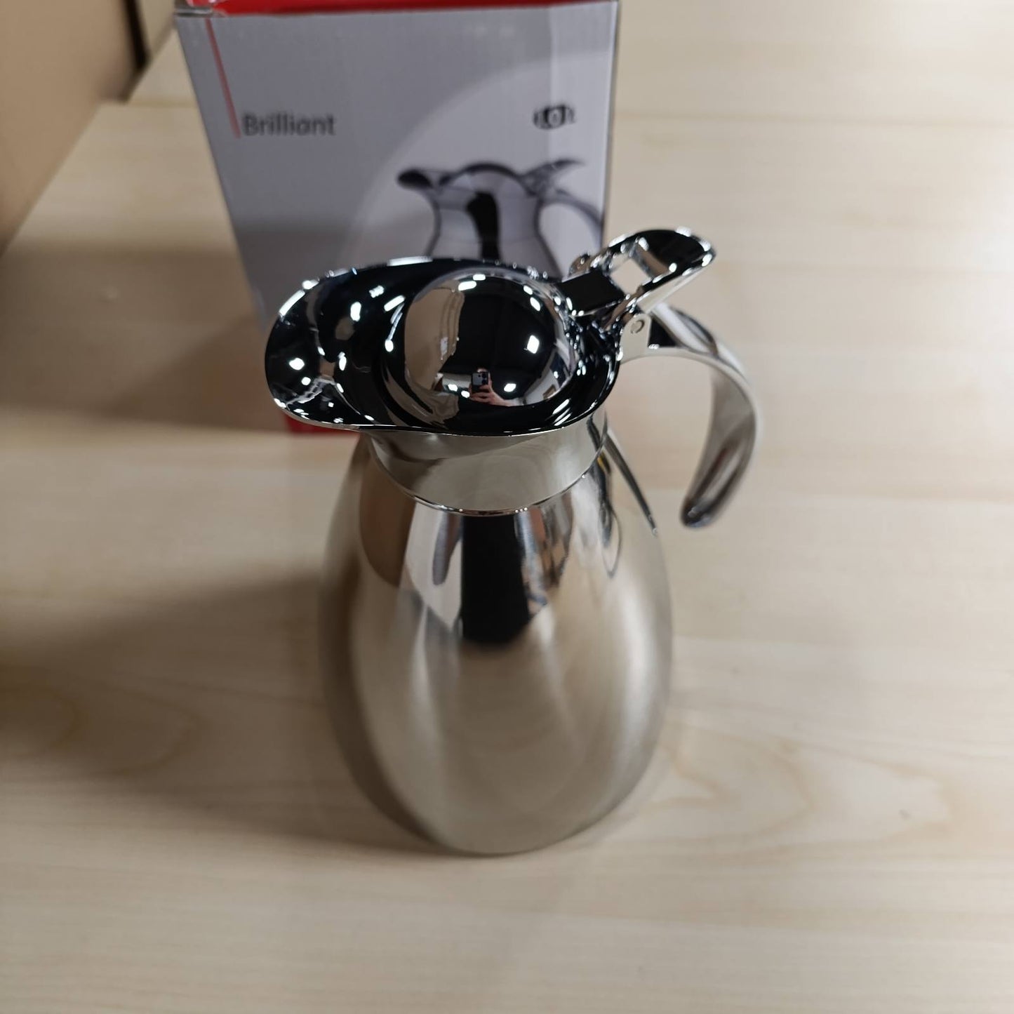 217313 - HELIOS - Karafë e izoluar prej çeliku inox 1L, mban pijet të ngrohta dhe të ftohta për 6 orë, nuk thyhet, mund të lahet në lavastovilje, përdorim i lehtë me një dorë