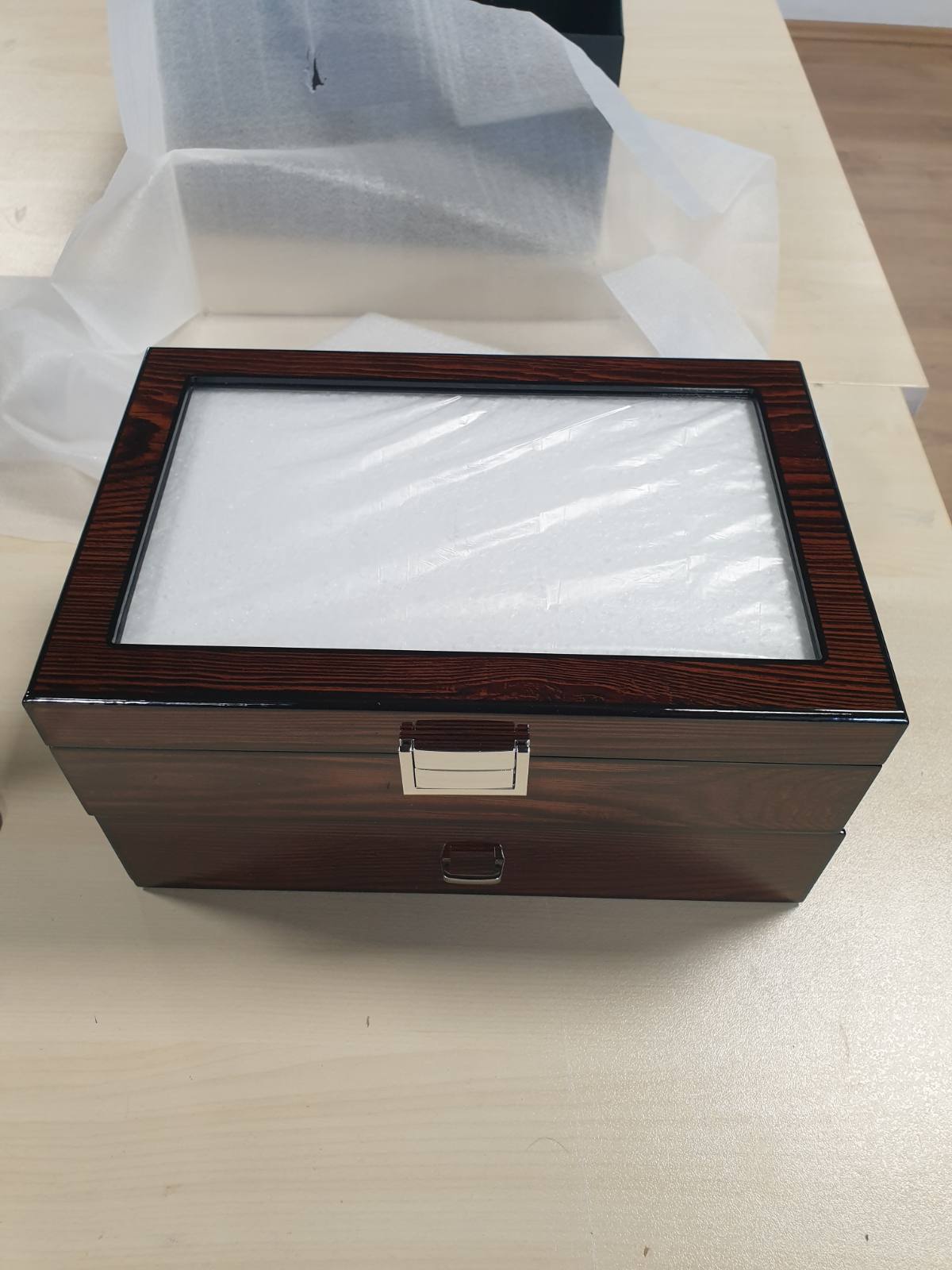 217623 - BEWISHOME KUTIA E ORËS, KUTI PËR MESHKUJ ME 20 VENE, KUTI LUKSOZE ME KAPAK QELQI, Pjesa E BRENDSHME PREJ LËKURE TË BUTË ARTIFICIALE, NGJYRA KAFE