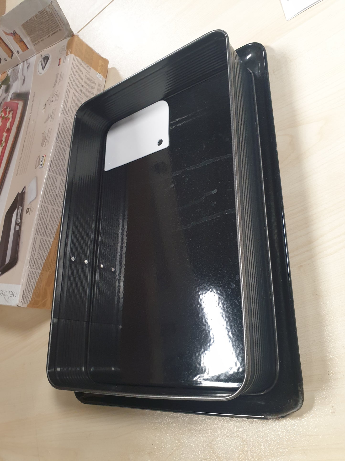 217772 - ZENKER - Tavë drejtkëndëshe me sustë DELUXE, tavë pjekjeje katrore premium me bazë të emaluar dhe mbrojtje nga rrjedhjet, tavë për kek me shtresë jo-ngjitëse, ngjyra: e zezë metalike, sasia: 1 copë