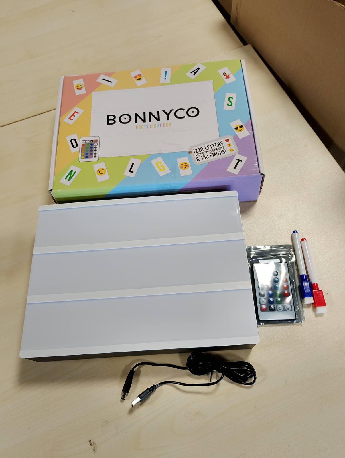 222727 - BONNYCO Kuti drite me funksion ndryshimi ngjyrash, 400 shkronja, USB, LED me shkronja në 16 ngjyra