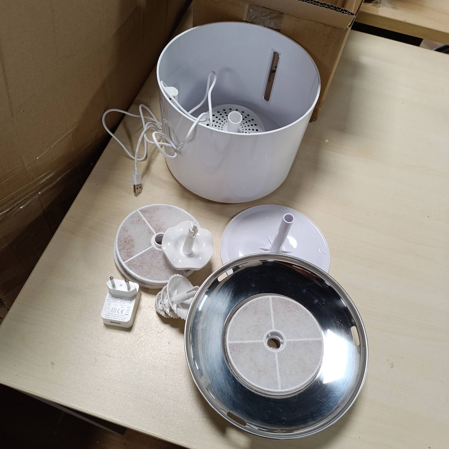 222853 - Amazon Basics Shatërvan për Pije për Mace prej Çeliku Inoks, 3 L, me 3 Filtra, i Bardhë