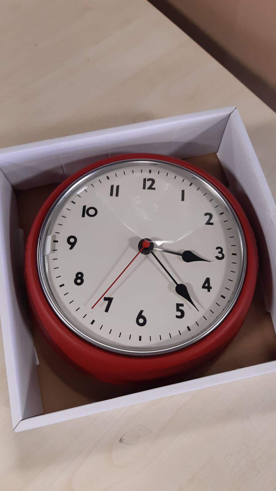 223330 - TFA DOSTMANN Orë muri analoge me radio-kontroll, dizajn retro, e bërë prej metali, e kuqe, 240 x 68 x 240 mm