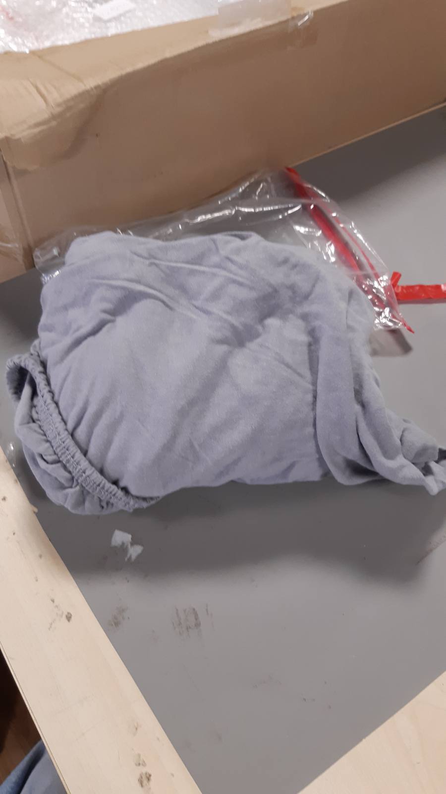 224644 - KOMFORTEC ÇARÇAF ME MBUSHJE 100% PAMBUK – 90x200 cm – 135g/m² – I BUTË, I AJROSUR DHE MIQËSOR ME LËKURËN – ME ELASTIK PËRRETH – I ÇERTIFIKUAR Oeko-Tex – PËR SUSTË, MBULIM DHE DYSHEKË – GRI